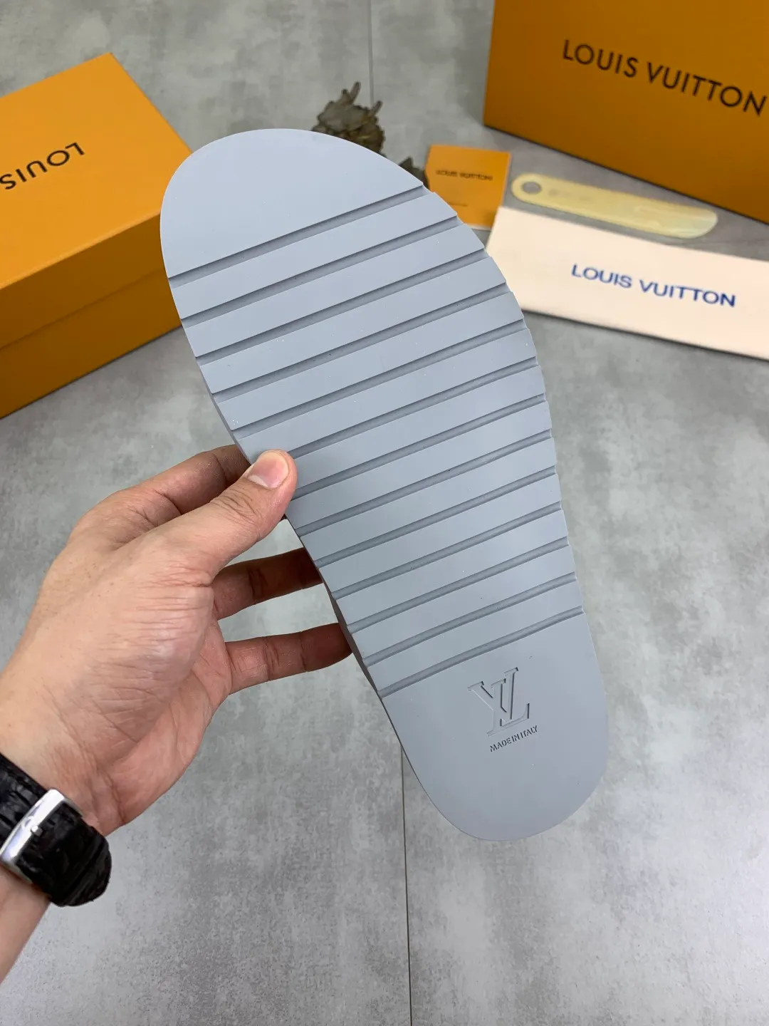 Men's shoes 💰P320💰【New style】🆘 Original quality 【LOUIS VUITTON】The popular Louis Vuitton LV men's slippers on the official website are on sale simultaneously! Original fabric imported from Italy, original factory special supply, code number: 38-44 (45 customized), many colors available
